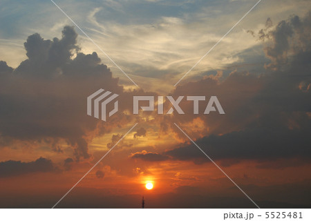 夕暮れの太陽と雲 夕暮れの太陽と雲 5525481