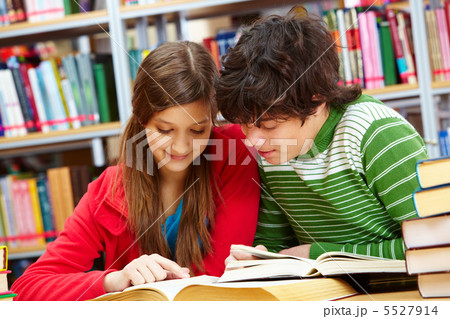 Happy readers Happy readers 5527914