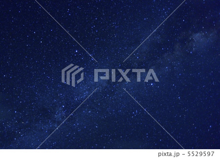 夏の夜空に輝く夏の大三角形と天の川 満天の星空風景 夏の夜空に輝く夏の大三角形と天の川 満天の星空風景 5529597