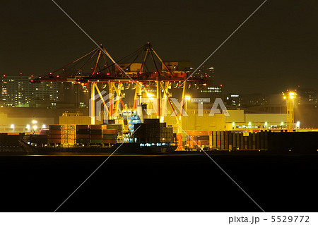 ガントリークレーンの夜間作業 5529772