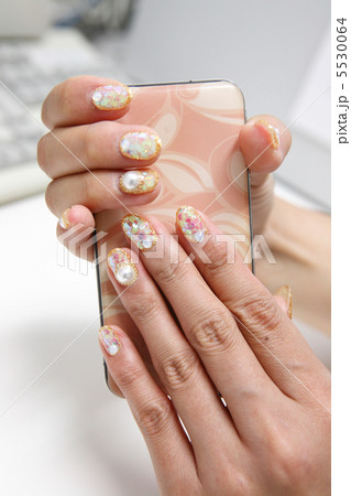 キラキラネイルとスマートフォン 5530064