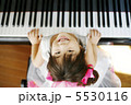 ピアノを弾く子供 5530116