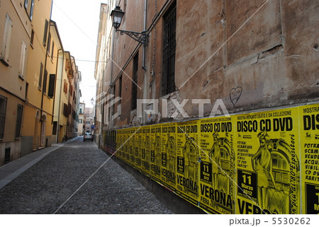 マントヴァのポスターのある道 5530262