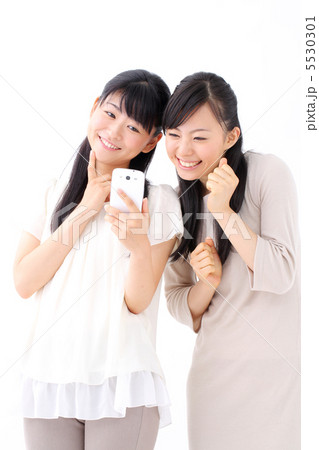 スマートフォンを見る女の子二人 5530301