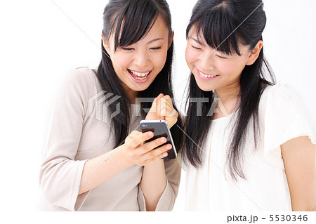 iPhoneを見る女の子二人 5530346