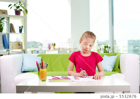 Child drawing 5532676