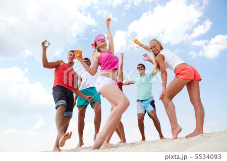 Beach dancers 5534093