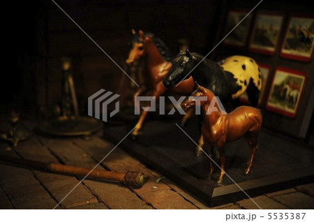 アンティークな馬の置物 5535387