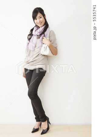 紫のストールの女性 紫のストールの女性 5535741