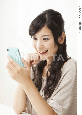 スマートフォンを見る女性 スマートフォンを見る女性 5535971