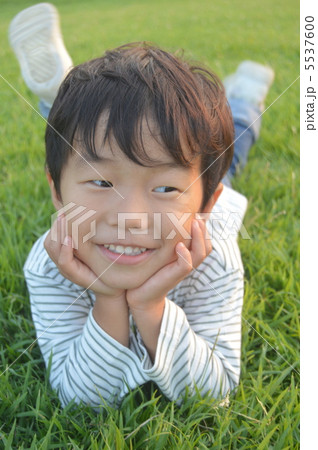 笑顔でポーズ（長袖） 5537600