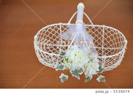 白い花とリボンがついたワイヤーバスケット 花カゴ 白い花とリボンがついたワイヤーバスケット 花カゴ 5539074