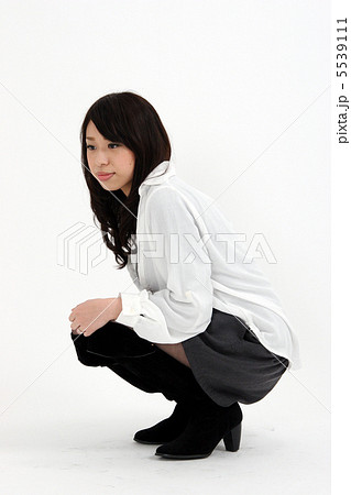 屈む