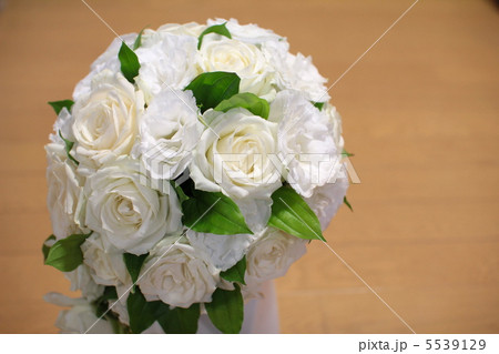 生花のウエディングブーケ　ホワイトローズのラウンドブーケ 5539129
