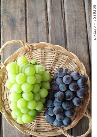 カゴ盛りの新鮮な広島県産のシャインマスカットとニューベリー カゴ盛りの新鮮な広島県産のシャインマスカットとニューベリー 5539208