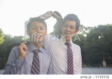 退社するビジネスマン 5539356