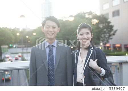 笑顔のビジネスマンとOL 笑顔のビジネスマンとOL 5539407