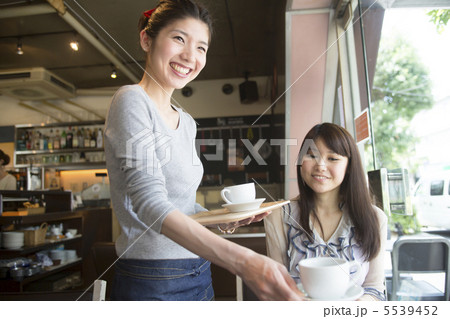 カフェの店員 カフェの店員 5539452