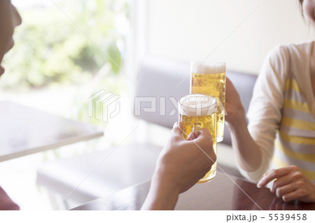 乾杯するカップル 5539458