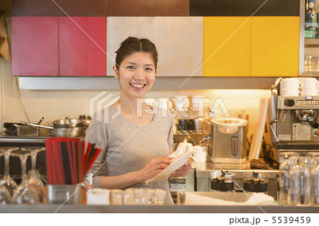 カフェの店員 カフェの店員 5539459