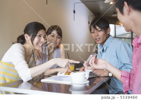カフェでおしゃべり カフェでおしゃべり 5539460