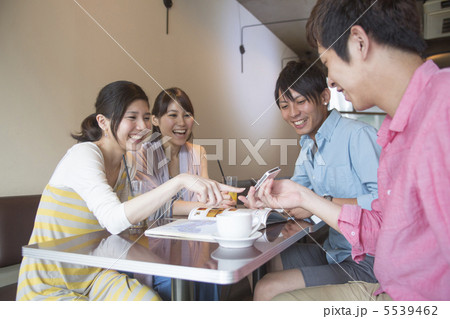 カフェでおしゃべり カフェでおしゃべり 5539462