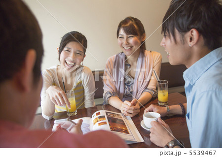 カフェでおしゃべり カフェでおしゃべり 5539467