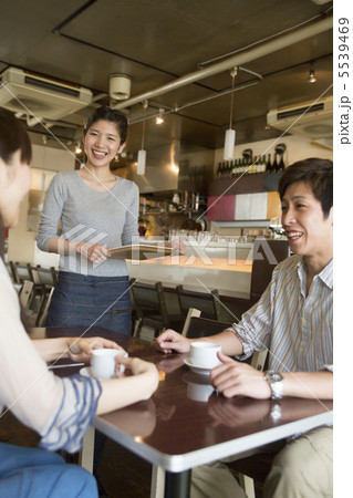 カフェの店員 カフェの店員 5539469