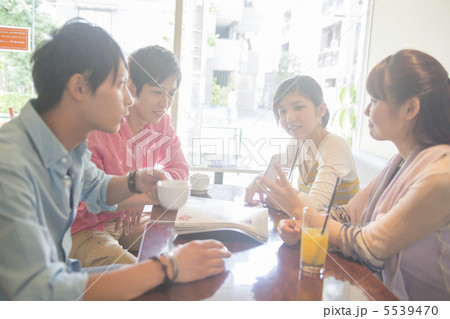 カフェでおしゃべり カフェでおしゃべり 5539470