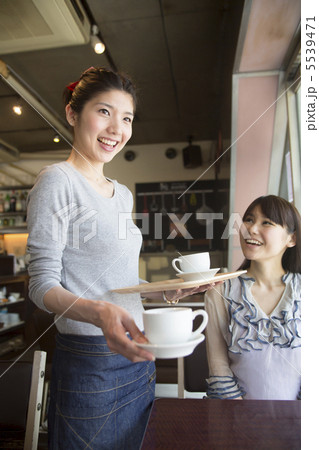 カフェの店員 カフェの店員 5539471