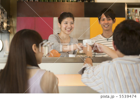 カフェの店員 カフェの店員 5539474