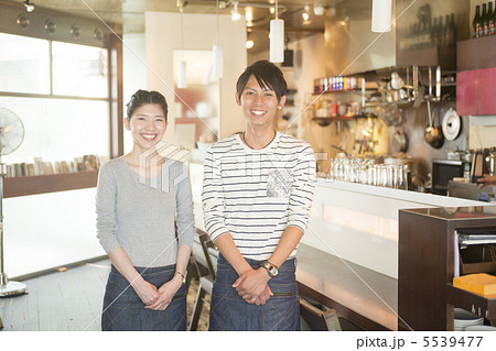 カフェの店員の写真素材