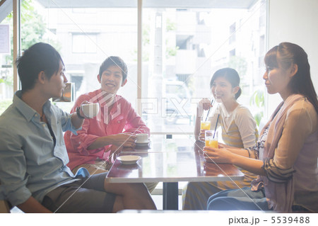 カフェでおしゃべりする男女 5539488