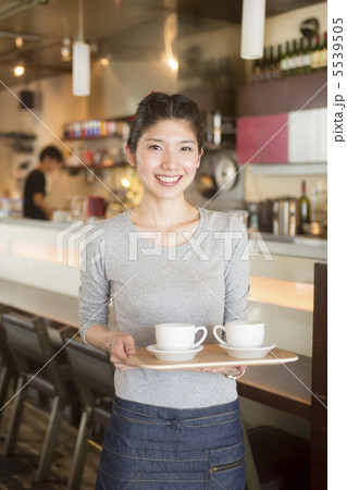 カフェの店員 5539505