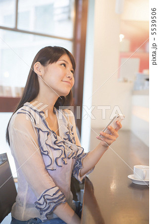 携帯電話をみる女性 携帯電話をみる女性 5539506
