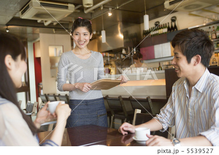 カフェの店員 カフェの店員 5539527
