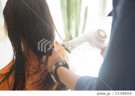 ドライヤーをかける女性 ドライヤーをかける女性 5539604