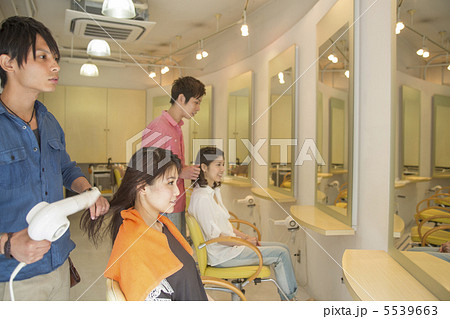 ドライヤーをかける女性 ドライヤーをかける女性 5539663