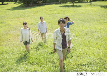 草原を散歩する男女 草原を散歩する男女 5539692