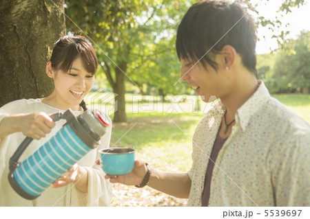 木陰のカップル 5539697