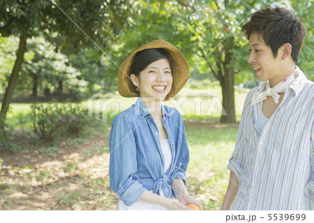 ピクニックするカップル 5539699