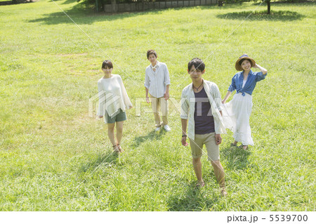 草原の男女 5539700