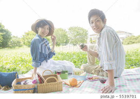 ピクニックするカップル 5539701