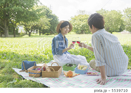 ピクニックするカップル 5539710