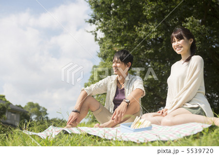 ピクニックするカップル 5539720