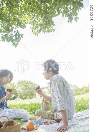 ピクニックするカップル 5539724