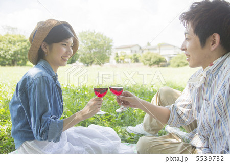 ピクニックするカップル 5539732