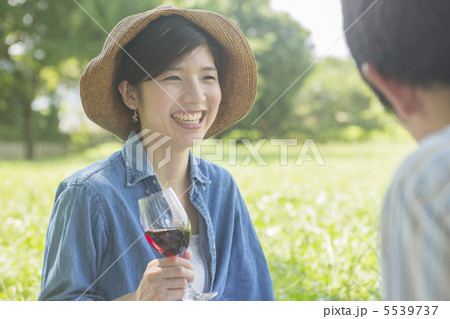 ピクニックするカップル 5539737