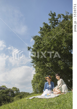 草原で休憩する女性たち 5539751