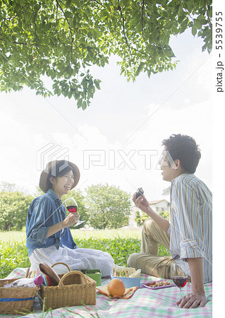 ピクニックするカップルの写真素材 ピクニックするカップルの写真素材